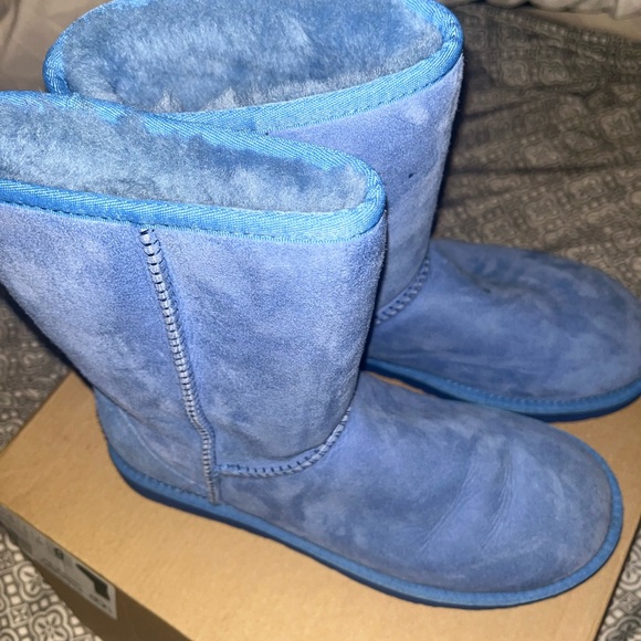 Blue Uggs size 8 - Picture 2 of 4